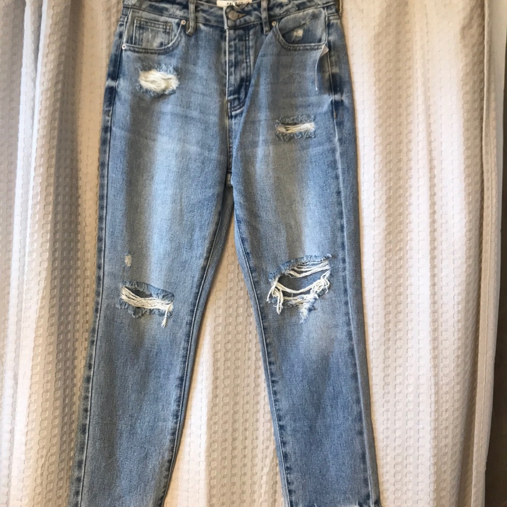 Pace in mom jeans. Size 25 never been worn!